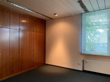 Einzelbüro EG - Gepflegte und großzügige Gewerbefläche im Frankenwald – individuell nutzbar- Gewerbefläche ca. 450 m² – inkl. 3 PKW-Stellplätze – verkehrsgünstige, zentrale Lage von Selbitz