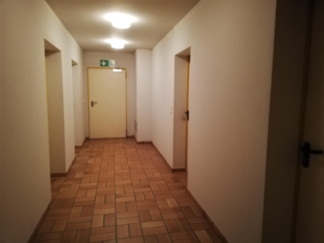 Flur Untergeschoss - Gepflegte und großzügige Gewerbefläche im Frankenwald – individuell nutzbar- Gewerbefläche ca. 450 m² – inkl. 3 PKW-Stellplätze – verkehrsgünstige, zentrale Lage von Selbitz