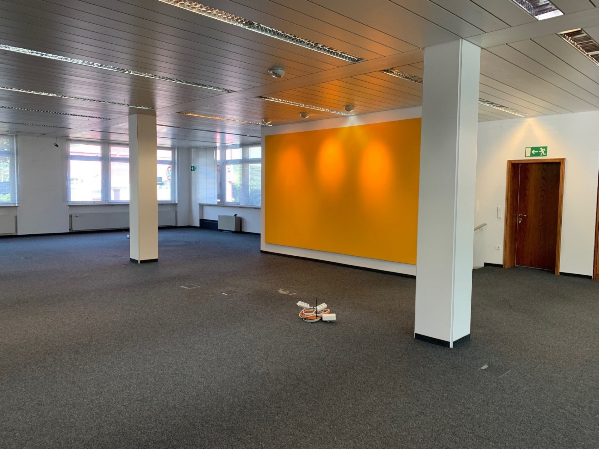 Flächen EG - Gepflegte, individuell nutzbare Gewerbefläche (ca. 450 m²) in verkehrsgünstiger Lage – 3 PKW-Stellplätze