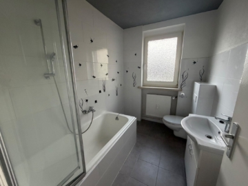 Bad - 3-Zimmer-Wohnung ca. 77 m² Wohnfläche in Köditz/Brunnenthal – ruhige Wohnsiedlung – sofort verfügbar