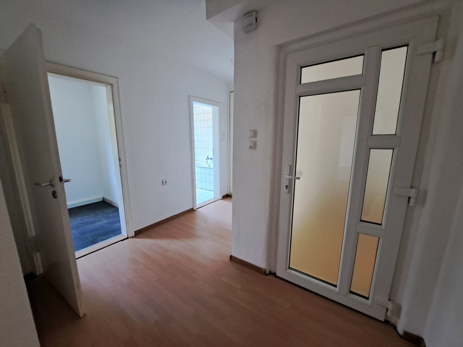 Titelbild - Leben in einer ruhigen Wohnsiedlung in Köditz/Brunnenthal – 4-Zimmer-Wohnung ca. 83 m² Wohnfläche – Gemeinschaftsgarten