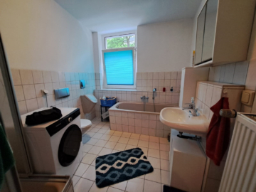 Badezimmer - Gepflegte, teilmöblierte Wohnung in 08626 Adorf – ca. 80 m² Wohnfläche – 3 Zimmer – Keller – Innenhofnutzung – zentrale Lage