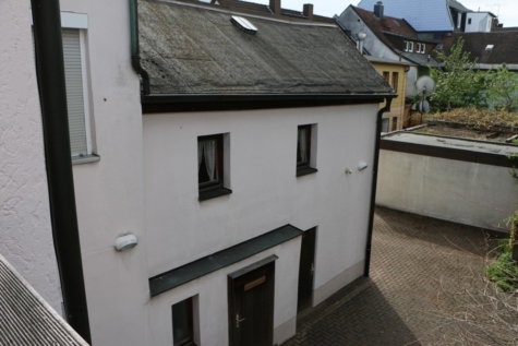 Wohnhaus mit vermieteter Galerie im EG – Nebengebäude, Hinterhof & Garage – mitten in Rehau, 95111 Rehau, Einfamilienhaus