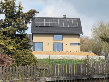 Bild - Bezugsfertiges EFH, Top-Ausstattung – Luxusküche, PV-Anlage & Wärmepumpe, Batteriespeicher, Effizienzhaus 40 Plus
