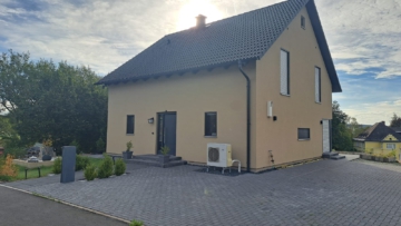 Bild - Außen zurückhaltend, innen exklusiv – 150 m² EFH in Rehau mit PV & Wellnessbad
