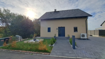 Bild - Außen zurückhaltend, innen exklusiv – 150 m² EFH in Rehau mit PV & Wellnessbad