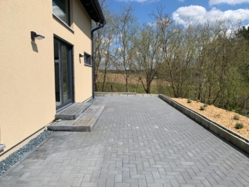 Terrasse - Außen zurückhaltend, innen exklusiv – 150 m² EFH in Rehau mit PV & Wellnessbad