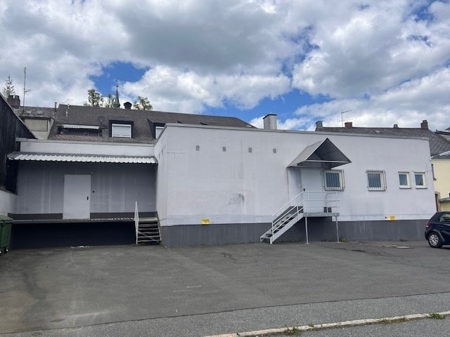 rückwärte Ansicht mit Ladebereich - 500 m² Gewerbefläche im Zentrum von Thiersheim – ehem. Verbrauchermarkt – direkt an Hauptverkehrsstraße