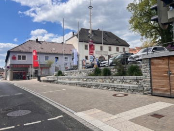 Parkplätze gegenüber - 500 m² Gewerbefläche im Zentrum von Thiersheim – ehem. Verbrauchermarkt – direkt an Hauptverkehrsstraße