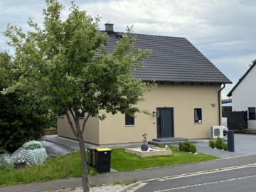 Vorderansicht - Exquisites, bezugsfreies EFH – Neubau mit Top-Ausstattung, Luxusküche, Wellnessbad, PV & Wärmepumpe, Batteriespeicher, Garten und Terrasse