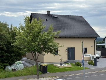 Vorderansich - Exquisites, bezugsfreies EFH – Neubau mit Top-Ausstattung, Luxusküche, Wellnessbad, PV & Wärmepumpe, Batteriespeicher, Garten und Terrasse