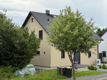 Vorderansich - Exquisites, bezugsfreies EFH – Neubau mit Top-Ausstattung, Luxusküche, Wellnessbad, PV & Wärmepumpe, Batteriespeicher, Garten und Terrasse