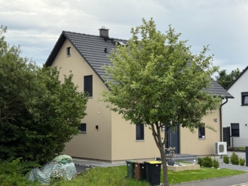 Vorderansicht - Exquisites, bezugsfreies EFH – Neubau mit Top-Ausstattung, Luxusküche, Wellnessbad, PV & Wärmepumpe, Batteriespeicher, Garten und Terrasse