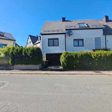 Vorderansicht - Einfamilienwohnhaus im Frankenwald: Wfl. ca. 150 m² – kl. Garten und Vorgarten, Garage – Schwarzenbach/Wald