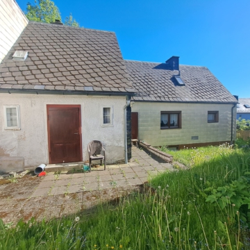 rückwärtige Ansicht - Einfamilienwohnhaus im Frankenwald: Wfl. ca. 150 m² – kl. Garten und Vorgarten, Garage – Schwarzenbach/Wald