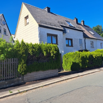 Einfamilienwohnhaus im Frankenwald: Wfl. ca. 150 m² – kl. Garten und Vorgarten, Garage – Schwarzenbach/Wald, 95131 Schwarzenbach am Wald, Einfamilienhaus
