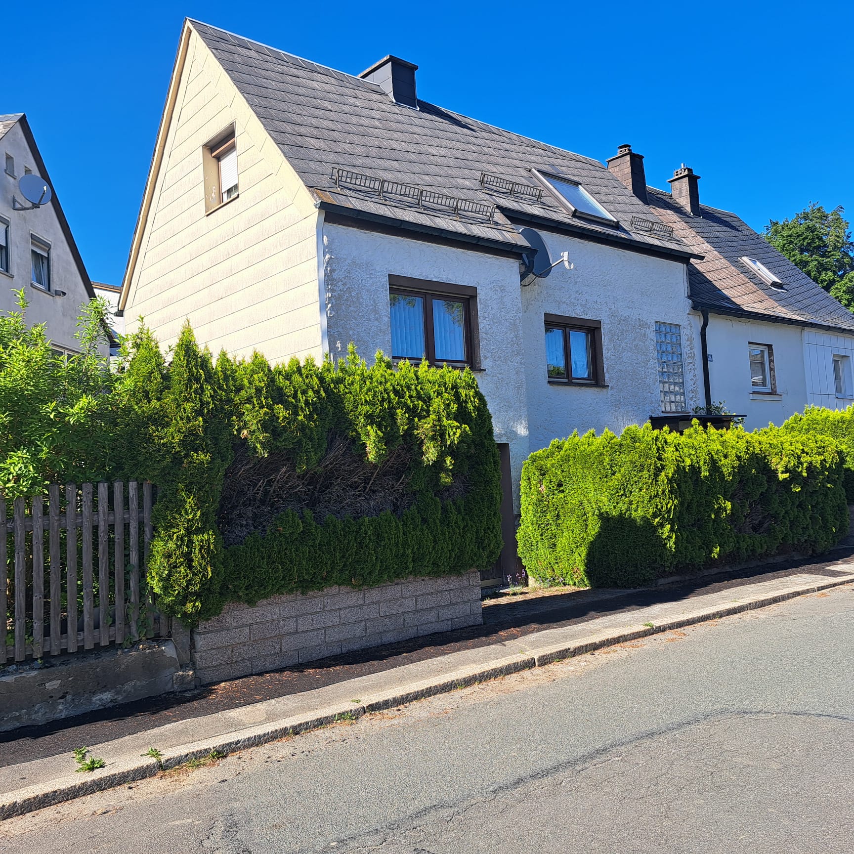 Vorderansicht - Einfamilienwohnhaus im Frankenwald: Wfl. ca. 150 m² – kl. Garten und Vorgarten, Garage – Schwarzenbach/Wald