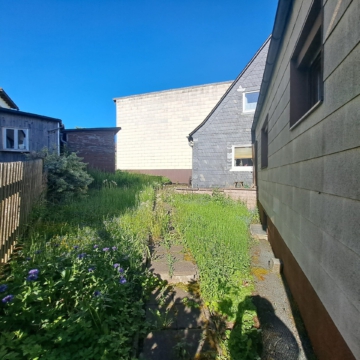 Gartenfläche - Einfamilienwohnhaus im Frankenwald: Wfl. ca. 150 m² – kl. Garten und Vorgarten, Garage – Schwarzenbach/Wald
