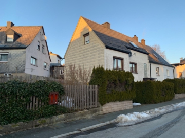 Bild - Einfamilienwohnhaus Wohnfläche ca. 150 m² – kl. Garten und Vorgarten, Garage – Schwarzenbach/Wald