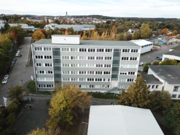 Außenansicht - Bürogebäude mit angrenzendem Wertstoffhofgelände in Plauen – Gewerbegebiet