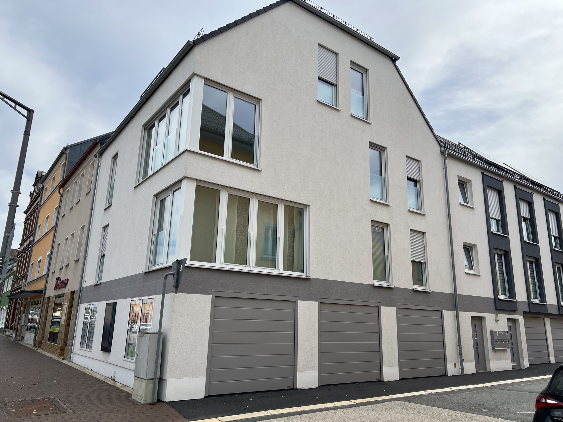 Außenansicht - Wohnen im Herzen von Rehau: Moderne 4‑Zimmer‑Wohnung mit Aufzug und Blick auf den Maxplatz
