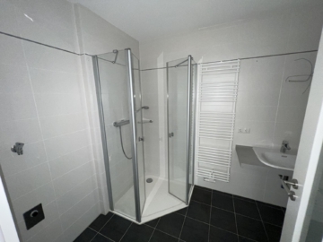 Badezimmer - 4-Zimmer-Wohnung in Rehau – Balkon – Garage mit direktem Zugang zum TH – Aufzug – Baujahr 2016