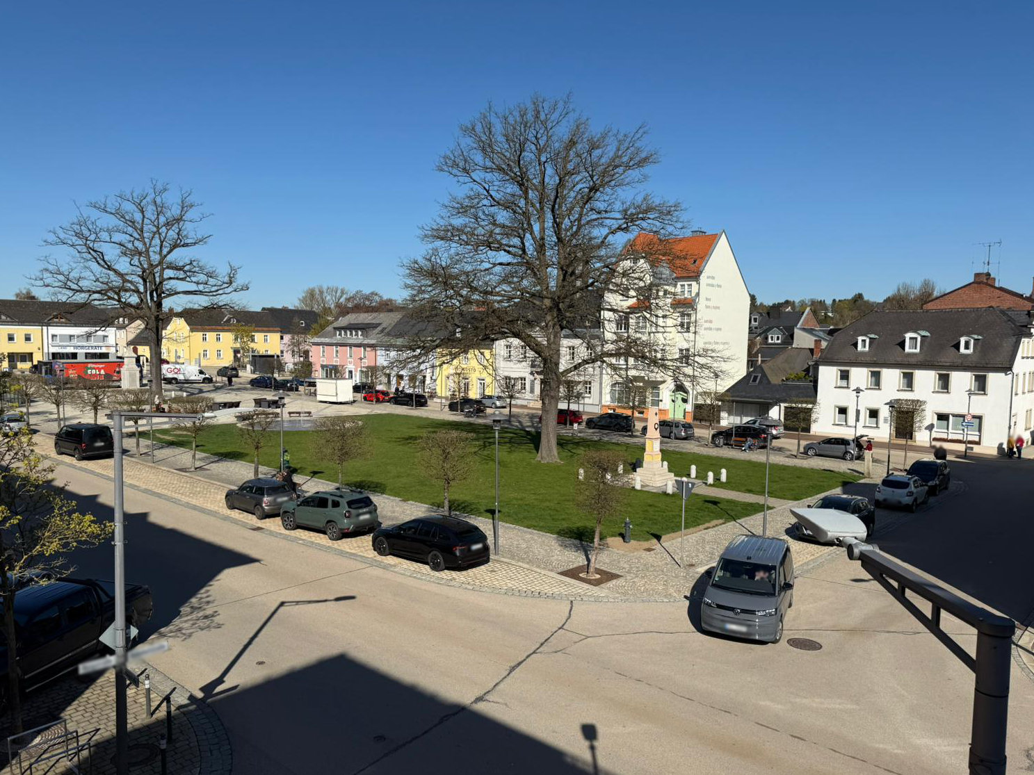 Aussicht Maxplatz - Wohnen im Herzen von Rehau: Moderne 4‑Zimmer‑Wohnung mit Aufzug und Blick auf den Maxplatz