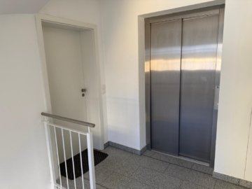 Aufzug direkt vor der Wohnungstür - Wohnen im Herzen von Rehau: Moderne 4‑Zimmer‑Wohnung mit Aufzug und Blick auf den Maxplatz