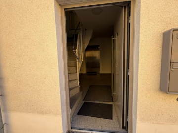 Eingang - Zugang Aufzug - Wohnen im Herzen von Rehau: Moderne 4‑Zimmer‑Wohnung mit Aufzug und Blick auf den Maxplatz