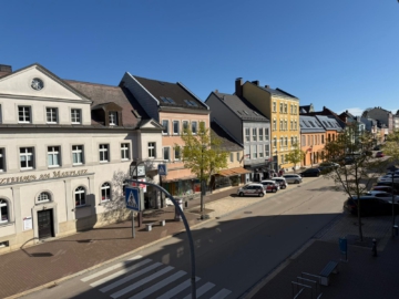 Ausblick - Wohnen im Herzen von Rehau: Moderne 4‑Zimmer‑Wohnung mit Aufzug und Blick auf den Maxplatz