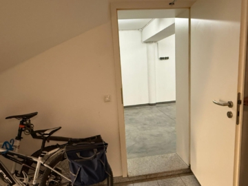 Direkter Zugang zur Garage - Wohnen im Herzen von Rehau: Moderne 4‑Zimmer‑Wohnung mit Aufzug und Blick auf den Maxplatz