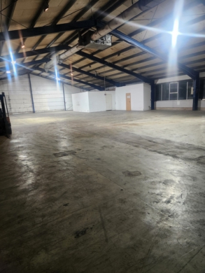 Werkhalle - Ab sofort zu vermieten: Freistehendes Nebengebäude/Werkhalle (ca. 600 m²) mit Rolltor in Hof-Moschendorf