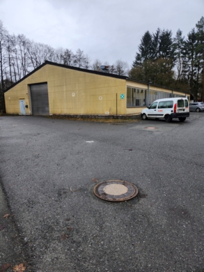Werkhalle - Ab sofort zu vermieten: Freistehendes Nebengebäude/Werkhalle (ca. 600 m²) mit Rolltor in Hof-Moschendorf