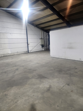 Werkhalle - Ab sofort zu vermieten: Freistehendes Nebengebäude/Werkhalle (ca. 600 m²) mit Rolltor in Hof-Moschendorf