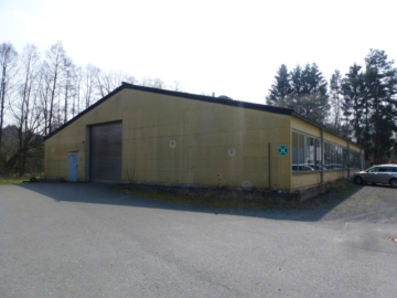 Ab sofort zu vermieten: Freistehendes Nebengebäude/Werkhalle (ca. 600 m²) mit Rolltor in Hof-Moschendorf, 95032 Hof / Moschendorf, Halle