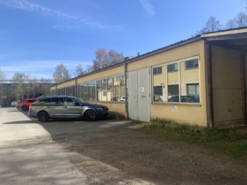 Ab sofort zu vermieten: Freistehendes Nebengebäude/Werkhalle (ca. 600 m²) mit Rolltor in Hof-Moschendorf, 95032 Hof / Moschendorf, Halle