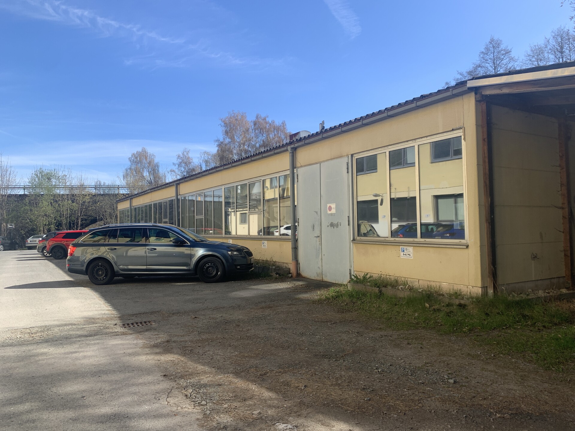 Werkhalle - Ab sofort zu vermieten: Freistehendes Nebengebäude/Werkhalle (ca. 600 m²) mit Rolltor in Hof-Moschendorf