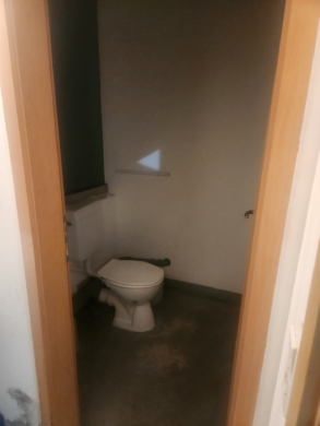WC - Ab sofort zu vermieten: Freistehendes Nebengebäude/Werkhalle (ca. 600 m²) mit Rolltor in Hof-Moschendorf