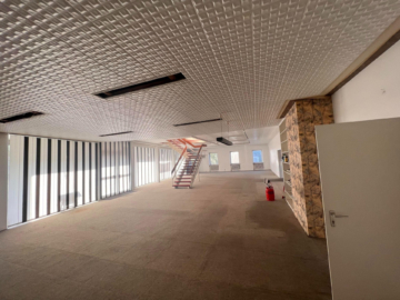 Eingangsbereich - Gewerbeimmobilie mit Entwicklungspotenzial in zentraler Lage (ca. 1.786 m²) – Ausstellung, Büro, Lager, Produktion – Mischgebiet