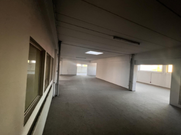 Bild - Gewerbeimmobilie mit Entwicklungspotential in zentraler Lage von Rehau – Ausstellung, Büro, Lager, Produktion im Mischgebiet – mit Laderampe im EG – Gesamtgewerbefläche ca. 1.786 m²
