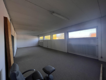 Bild - Gewerbeimmobilie mit Entwicklungspotential in zentraler Lage von Rehau – Ausstellung, Büro, Lager, Produktion im Mischgebiet – mit Laderampe im EG – Gesamtgewerbefläche ca. 1.786 m²