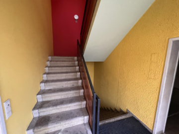 Treppenhaus - Gewerbeimmobilie mit Entwicklungspotential in zentraler Lage von Rehau – Ausstellung, Büro, Lager, Produktion im Mischgebiet – mit Laderampe im EG – Gesamtgewerbefläche ca. 1.786 m²