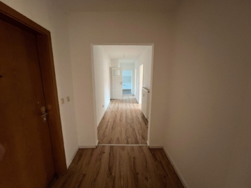 Bild - Sofort bezugsfrei: Großzügig geschnittene 4-Zimmer-Wohnung (ca. 99 m²)