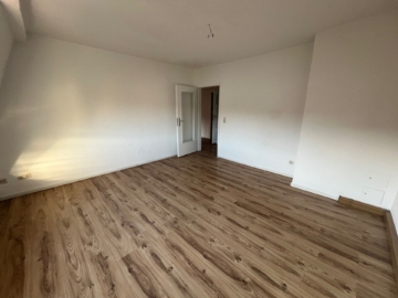Sofort bezugsfrei: Großzügig geschnittene 4-Zimmer-Wohnung (ca. 99 m²), 95030 Hof, Etagenwohnung