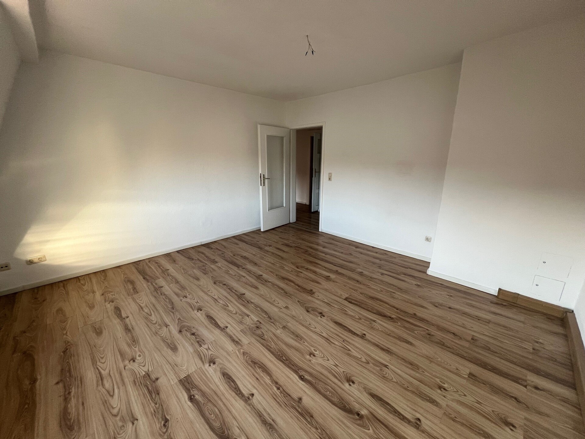 Titelbild - Sofort bezugsfrei: Großzügig geschnittene 4-Zimmer-Wohnung (ca. 99 m²)
