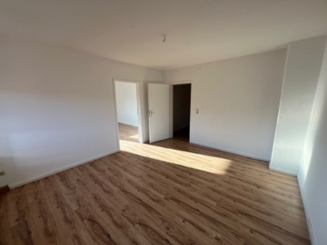 Bild - Sofort bezugsfrei: Großzügig geschnittene 4-Zimmer-Wohnung (ca. 99 m²)