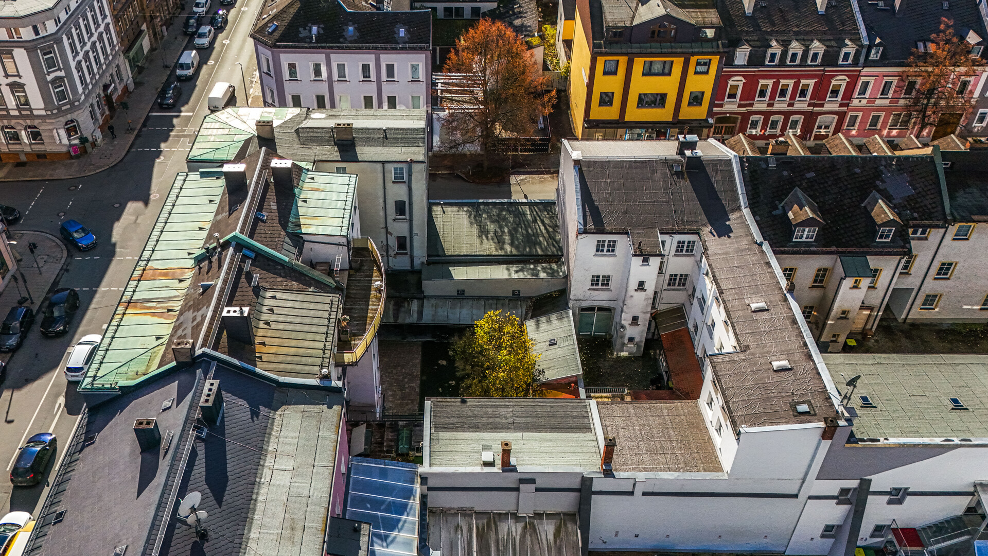 Titelbild - Einmalige Gelegenheit Hof/Saale: Quartier mit viel Potenzial im Zentrum – 4 Häuser/1 Gebäude teilvermietet – traumhafter Innenhof
