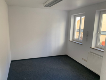 Büroraum 1. OG - Zentral gelegenes, gepflegtes Ladenlokal mit schöner Verkaufsfläche & Büro (EG und 1. OG) in der Innenstadt