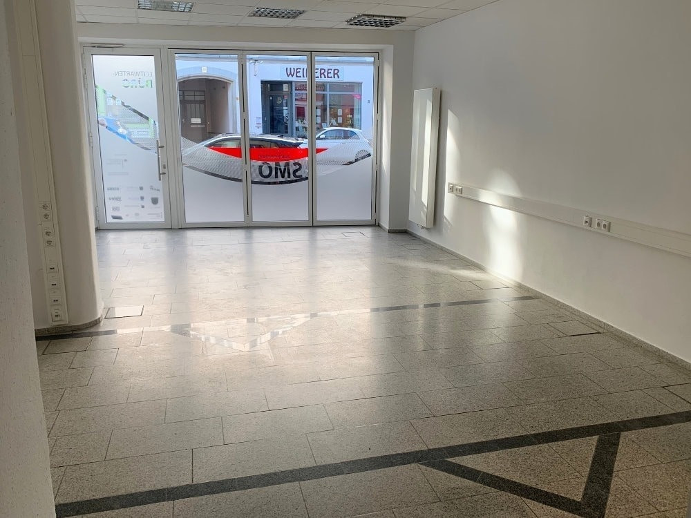 Gewerbe-/Ladeneinheit - Zentral gelegenes, gepflegtes Ladenlokal mit schöner Verkaufsfläche & Büro (EG und 1. OG) in der Innenstadt