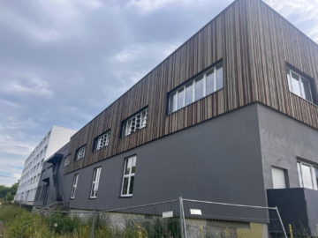 Außenansicht - Großzügige Lager- und Produktionsfläche für vielfältige Nutzung (ca. 8.900 m²) in Schwarzenbach/Saale – Lastenaufzug – LKW-Zufahrt auf dem Areal – verkehrsgünstige Lage